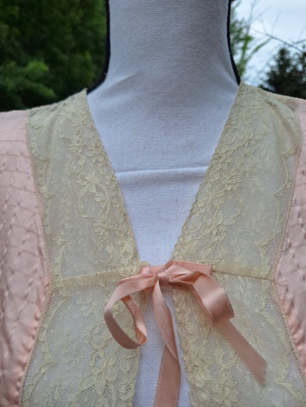 Glamorous vintage bed jacket or shortie robe. Homemade. - Picture 3 of 6